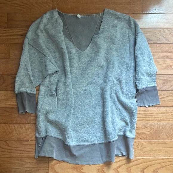 FREE PEOPLE INTIMATELY OVER SIZED SWEATSHIRT REVERSIBLE SIZE S - Picture 2 of 4
